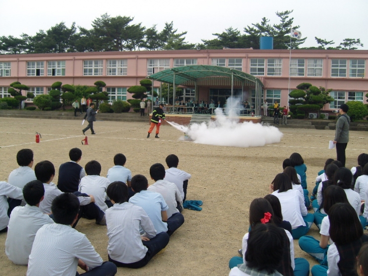 고흥119안전센터, 고흥과역중학교에서 재난대응 안전한국 사전훈련실시를 하고있다